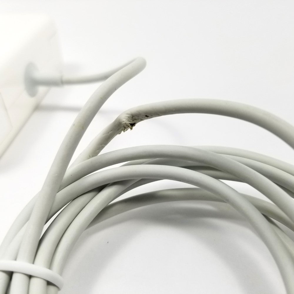 APPLE MagSafe 85W Power Adapter for 15" and 17" MacBook Pro MC556LL/A - White