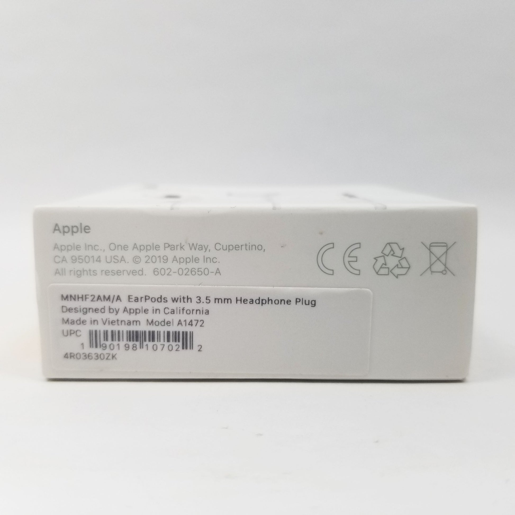 Manufacturer inscriptions on side of retail packaging for Apple EarPods