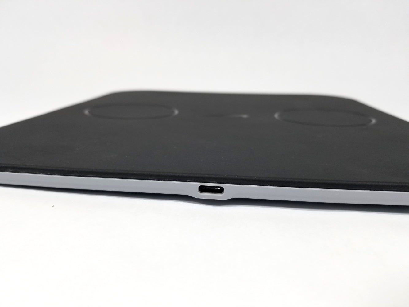 Close up of USB-C charging port on side edge of Nike adapt charging mat